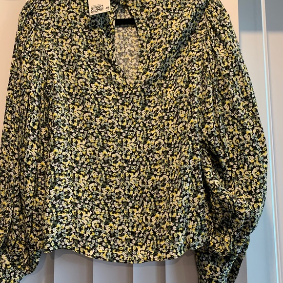 Floral blouse with keyhole back - Picture 2 of 2